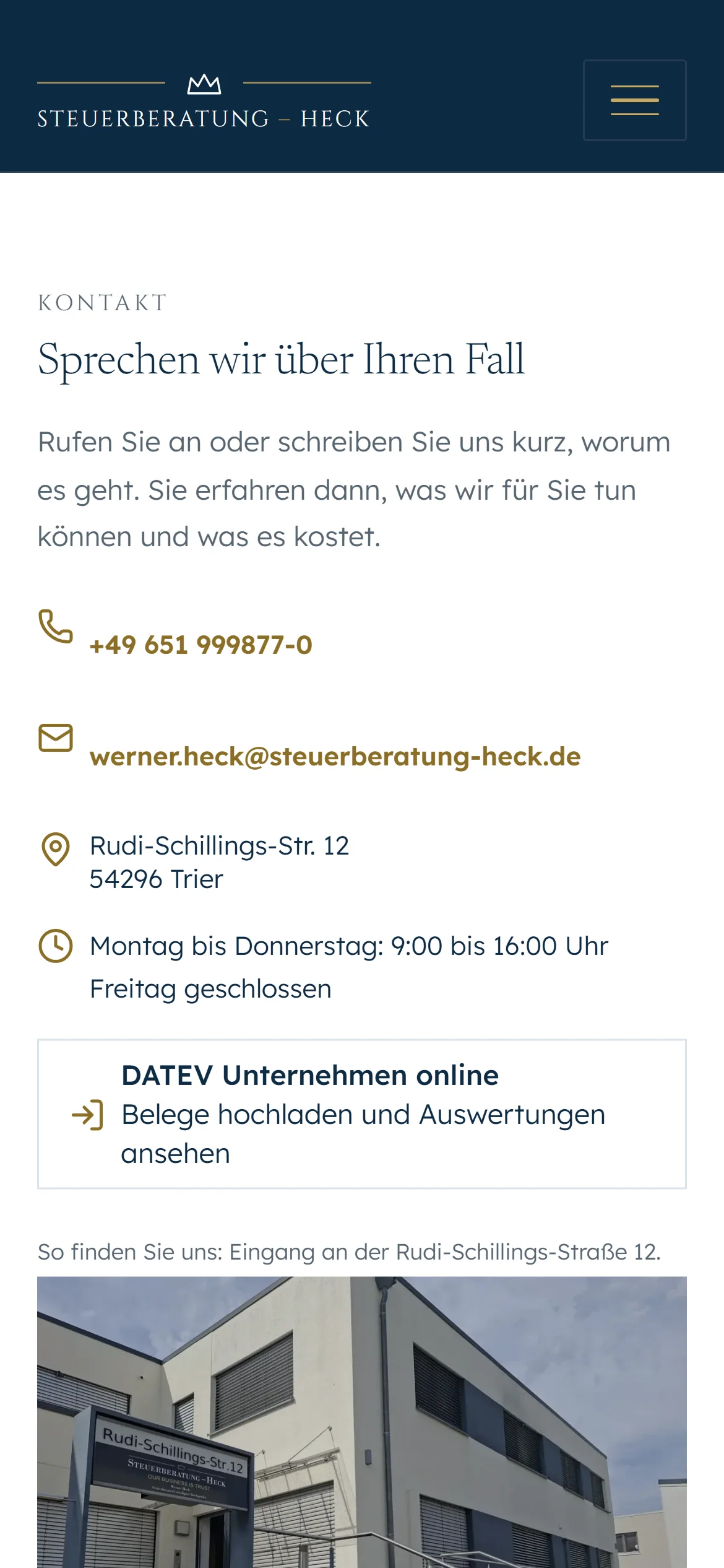 Der Kontaktbereich auf einem Handy: Anschrift, Sprechzeiten und das Formular.