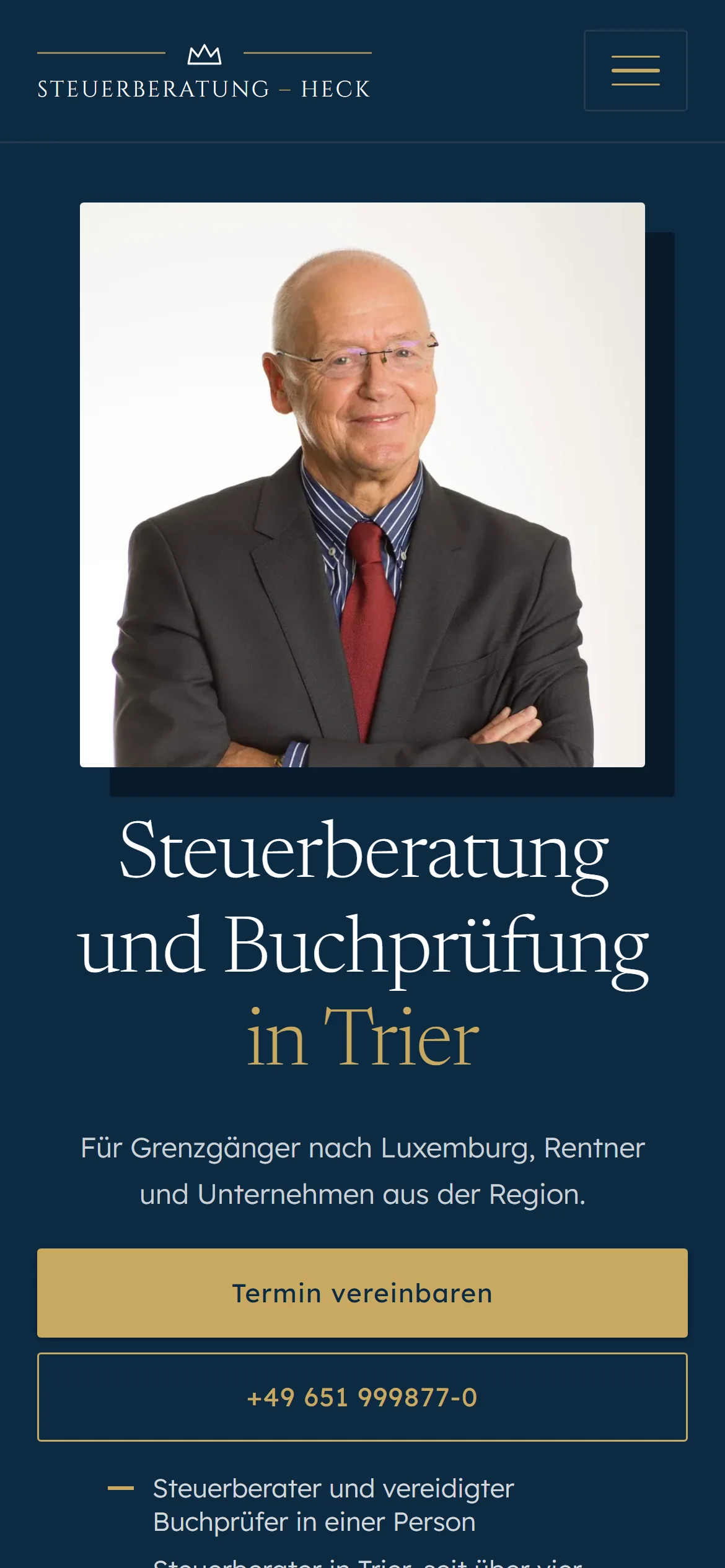 Der Einstieg der Website auf einem Handy: Porträt, Überschrift und die Schaltflächen für Termin und Anruf.